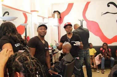 Salon de coiffure hommes, femmes, enfants en Afrique